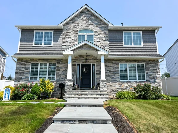 816 Gehrig Ave, Franklin Square, NY 11010