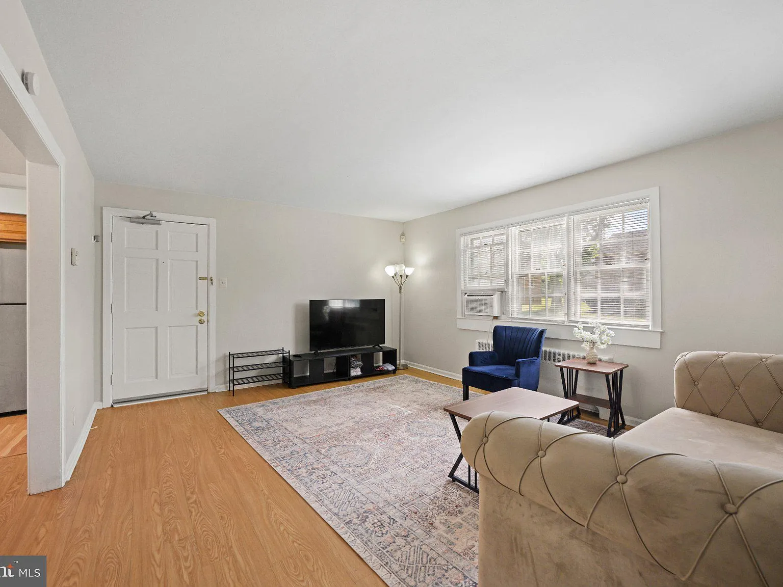 2 bed, 1.0 bath, 944 sqft, $1,900 — Photo 2