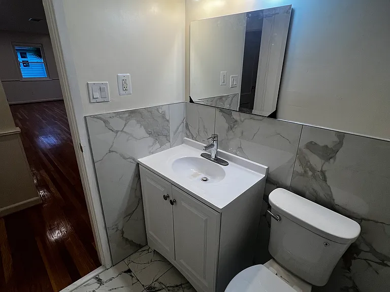 2404 Darrow St — Photo 15