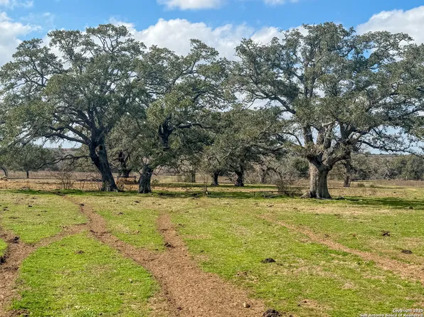 3113 Hannessee Rd, Yoakum, TX 77995