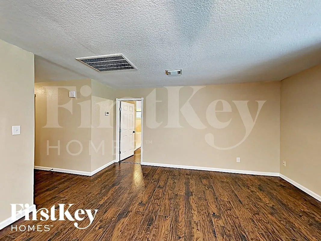 3 bed, 2.0 bath, 1524 sqft, $2,010 — Photo 3