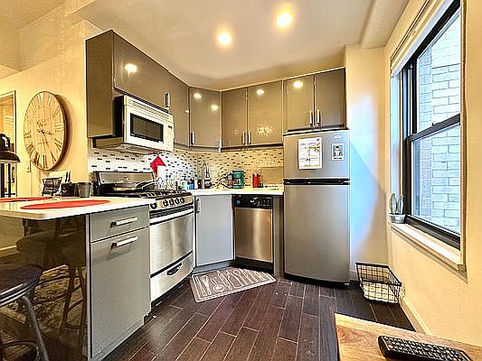 3rd image of 150 E 56th St APT 12C