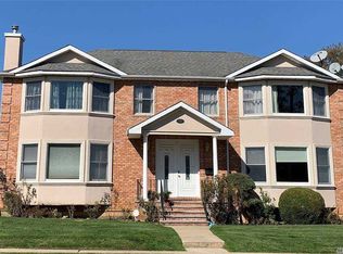 51 Villa St, Roslyn Heights, NY 11577