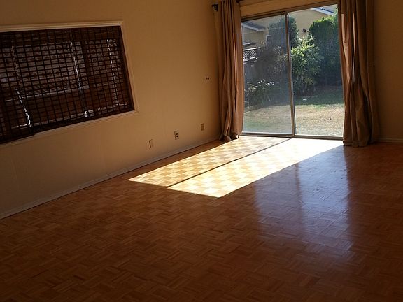 Huge Family Room & Door to Fenced Yard