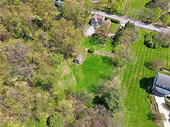 3rd image of 569 Dorseyville Rd