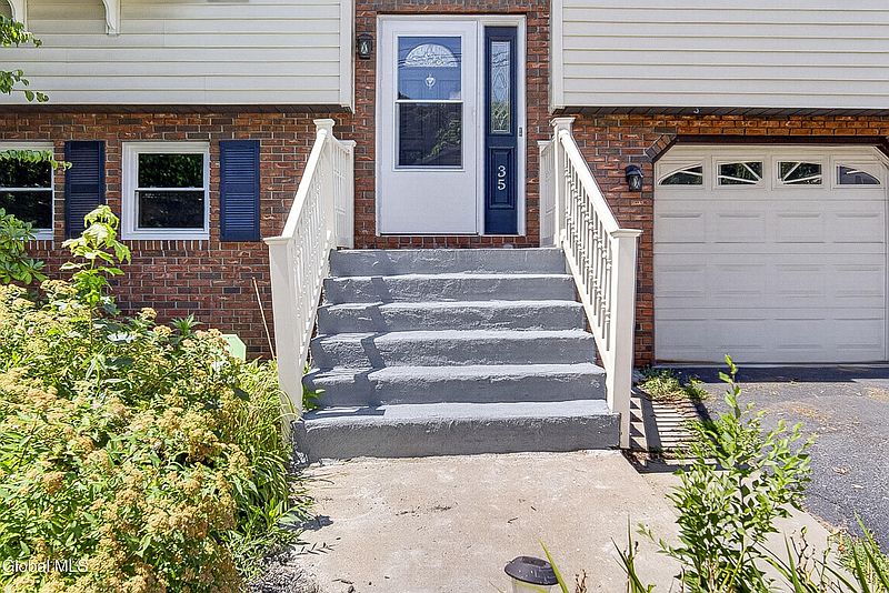 3rd image of 35 Hillcrest Avenue