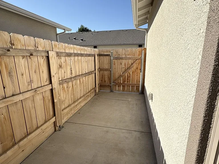 505 S Summit St #101-104 — Photo 15