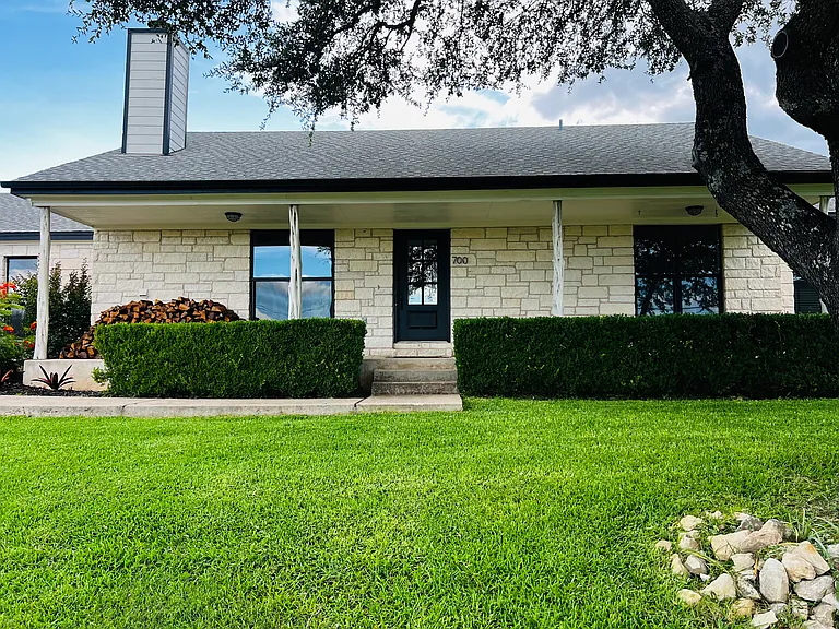 700 Newport Dr — Photo 1