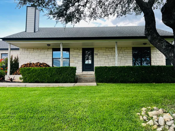 700 Newport Dr, Spicewood, TX 78669