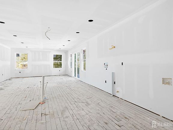 5th image of 290 Fresh Ponds Rd S