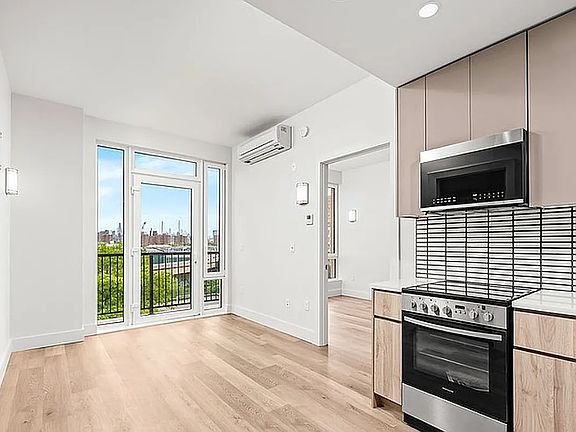 5th image of 132 Willis Ave #209