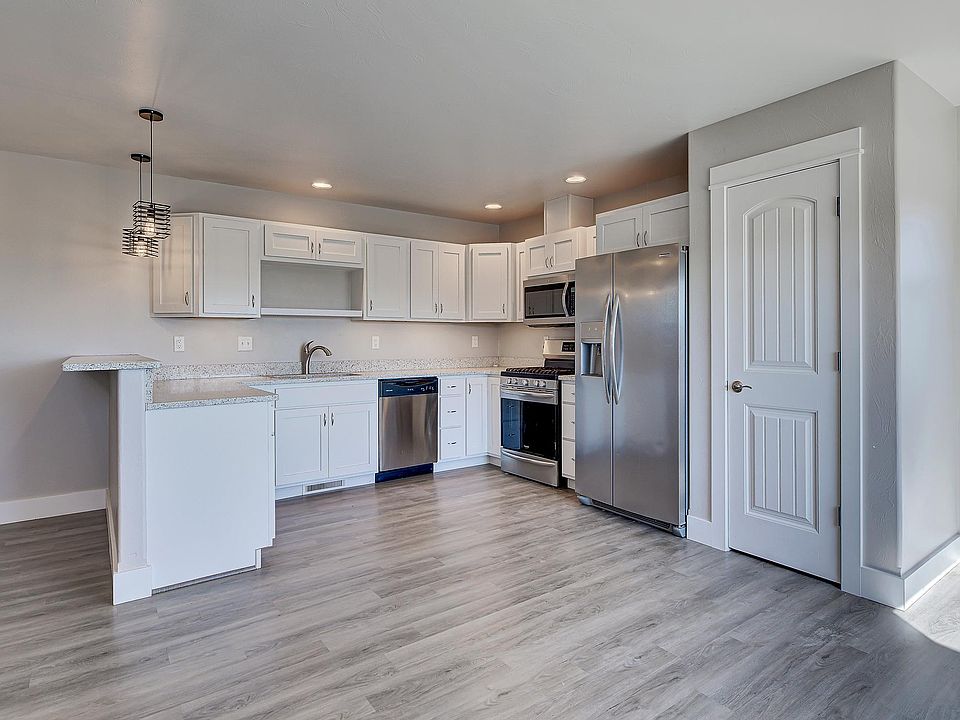 Kitchen with Granit countertop and gas range, pantry