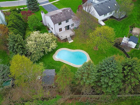 3rd image of 25 Chiswick Dr