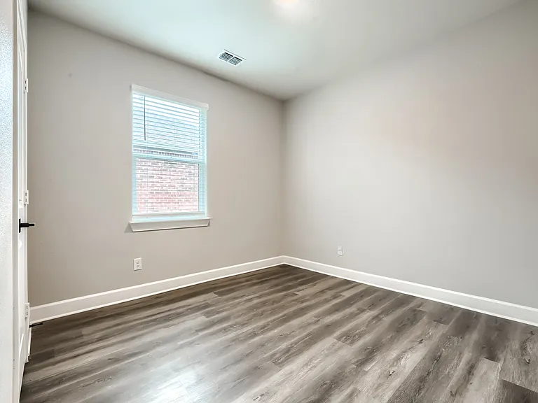 909 Emerson Dr — Photo 18
