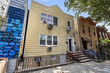 92 Hutton Street