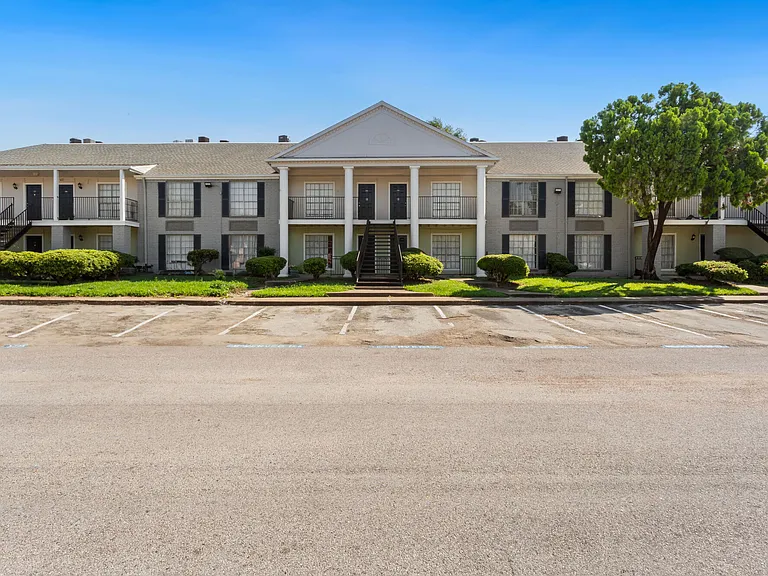 Town Park Apartments — Photo 15