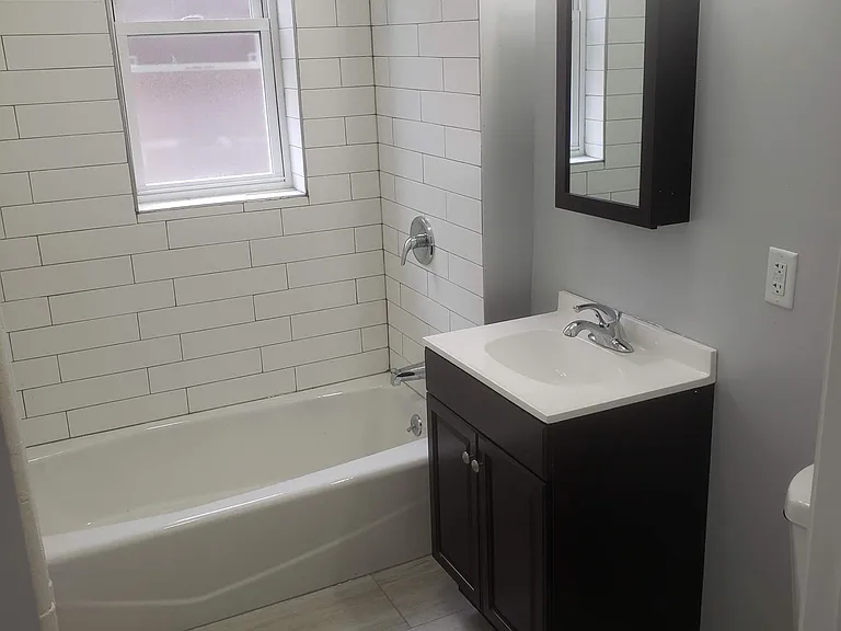 100 W 33rd St #19 — Photo 4