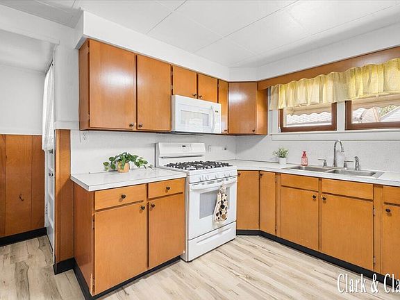 4th image of 40 41st St SW