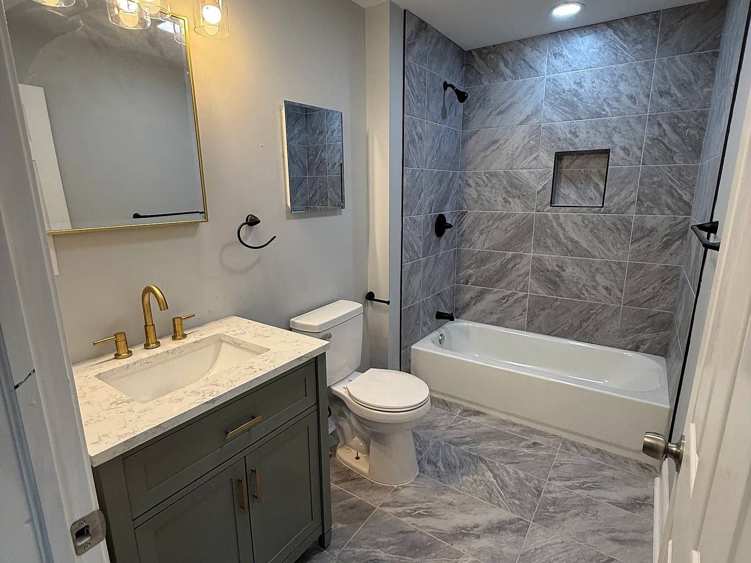 5 bed, 2112 sqft, $3,000 — Photo 4