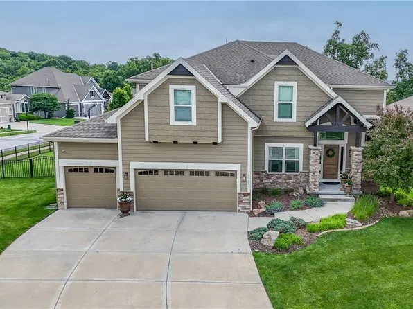 15053 Eagle Ln, Parkville, MO 64152