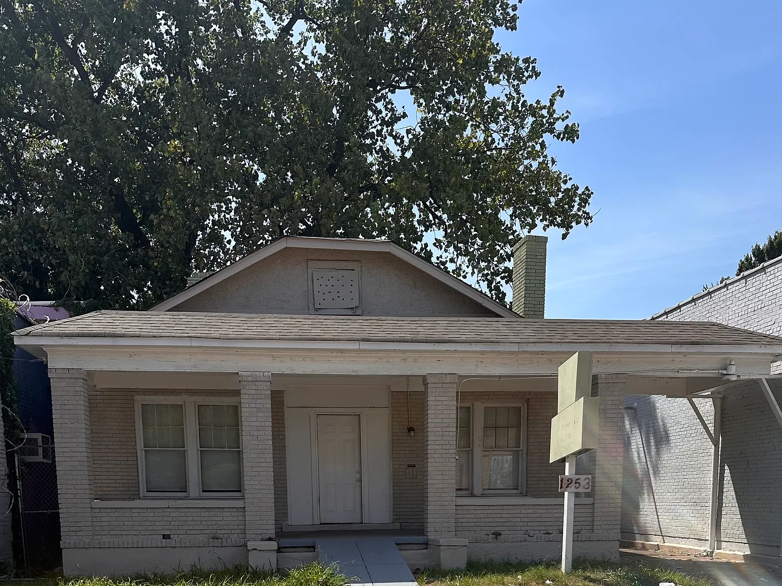 4 bed, 2500 sqft, $1,300 — Photo 2