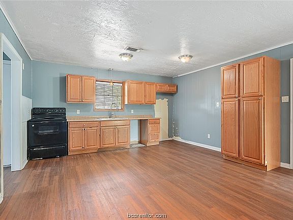 4th image of 1411 Broadmoor Dr