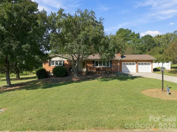 82 Henderson St, Badin, NC 28009
