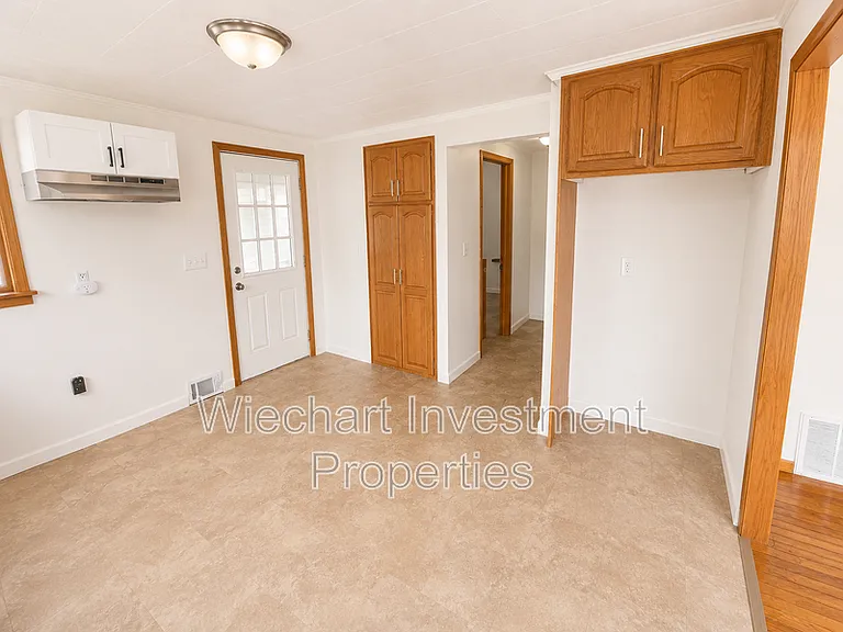 136 E Edwards St — Photo 17
