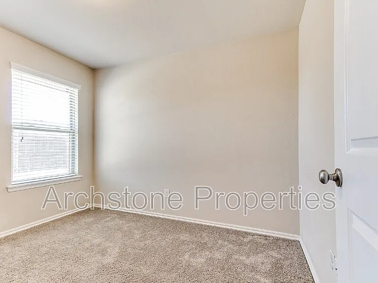 19704 Taggert Dr — Photo 16