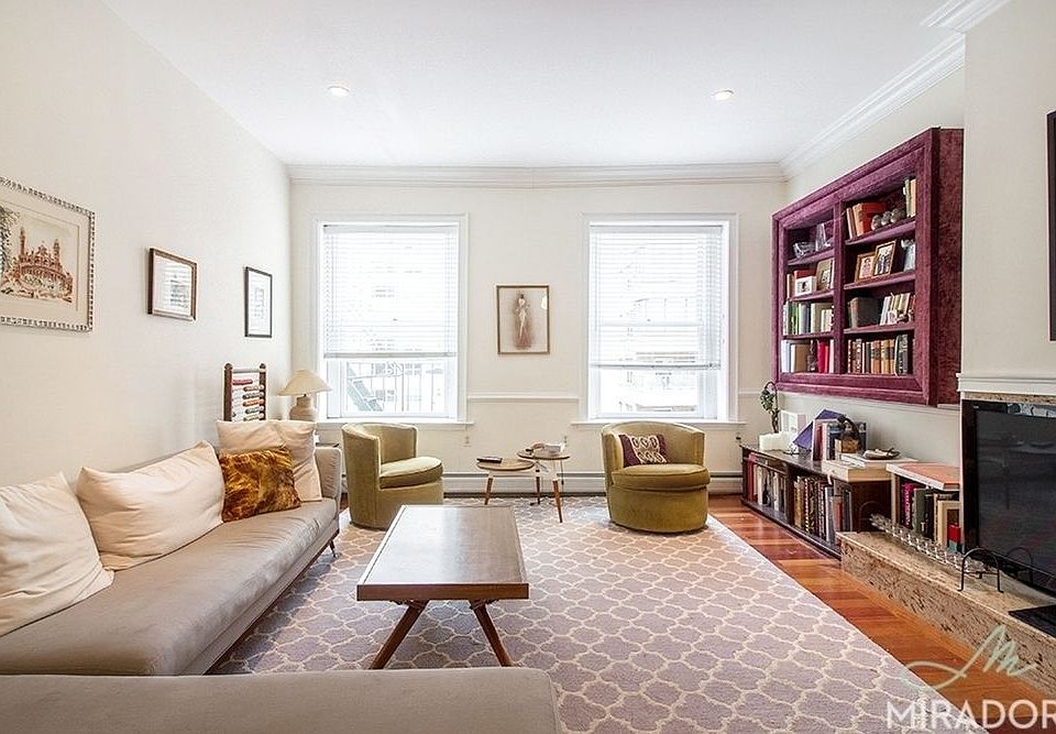 1st image of 10 E 8th St APT 1