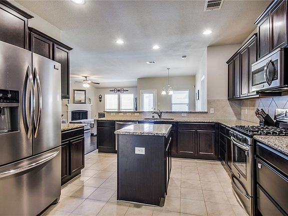 4th image of 809 Lake Woodland Dr