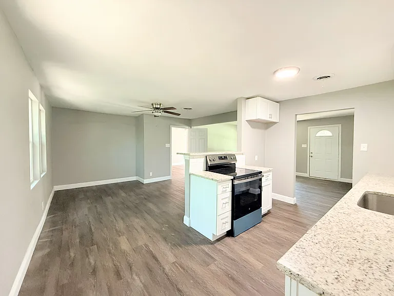 502 E Park Ave — Photo 2