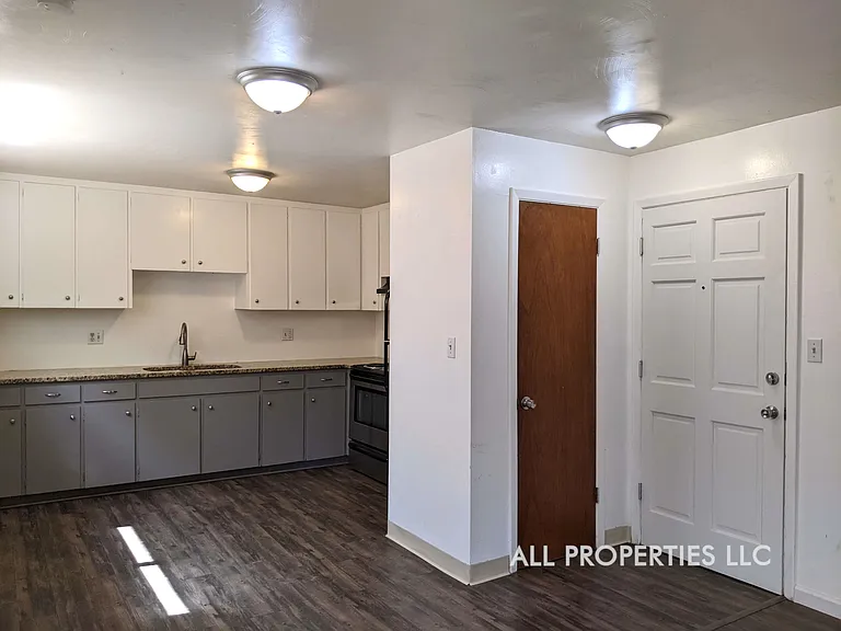 919 3rd St #2 — Photo 8