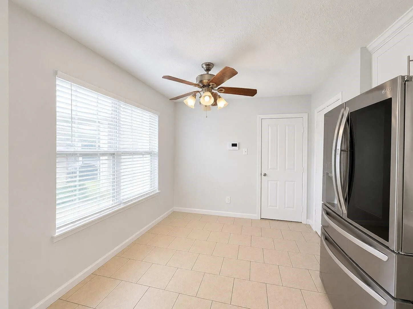 3 bed, 2.0 bath, 1561 sqft, $2,100 — Photo 4