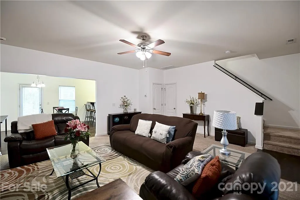 4 bed, 2.5 bath, 1872 sqft, $2,700 — Photo 3