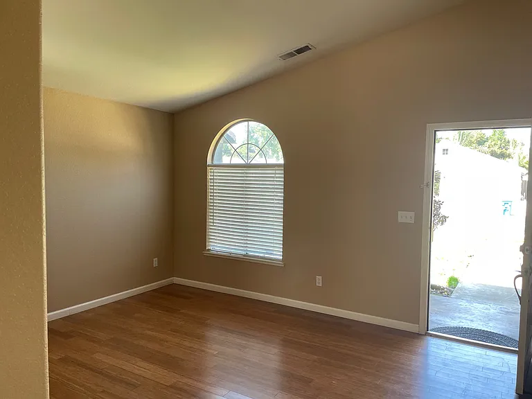 1966 Pin Oak Ln — Photo 2