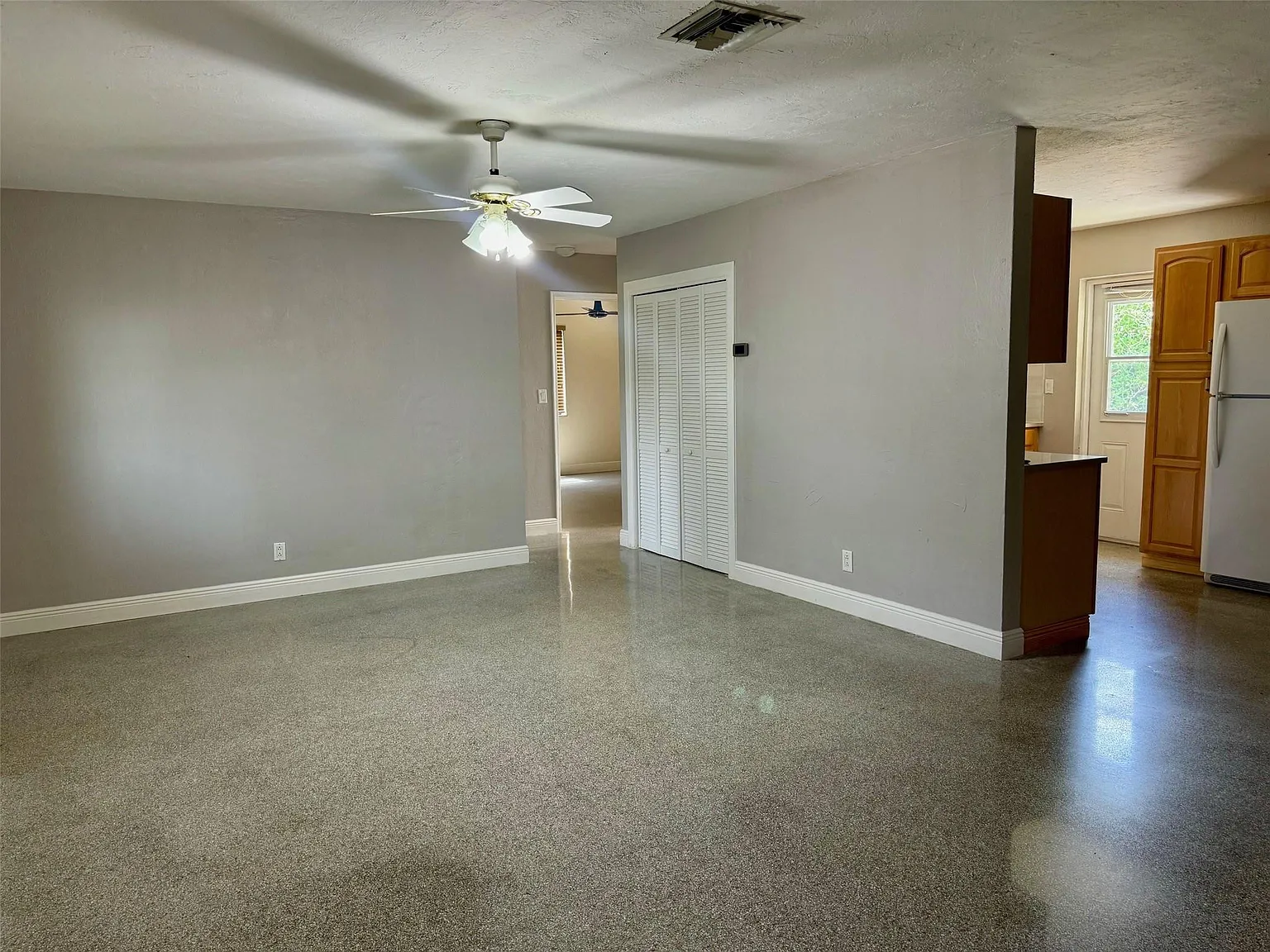 3 bed, 2.0 bath, 1357 sqft, $3,450 — Photo 3