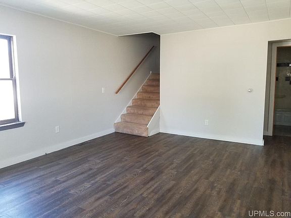 3rd image of 643 Arbutus Ave