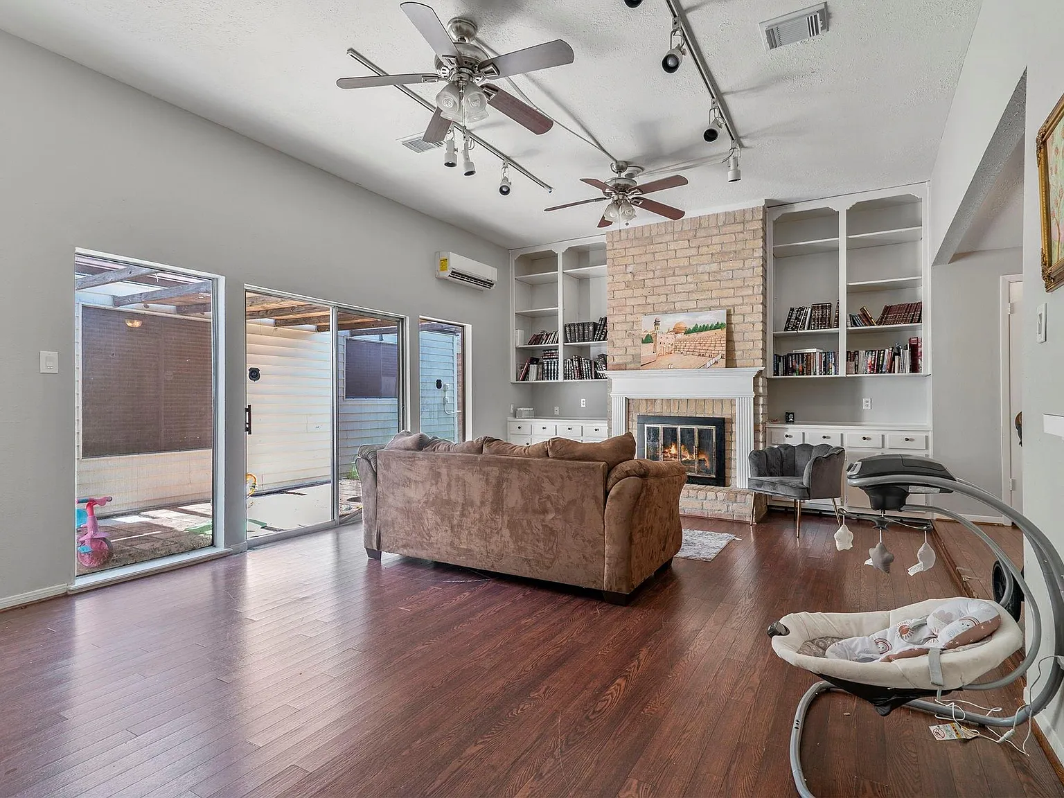3 bed, 2.0 bath, 1938 sqft, $2,150 — Photo 3