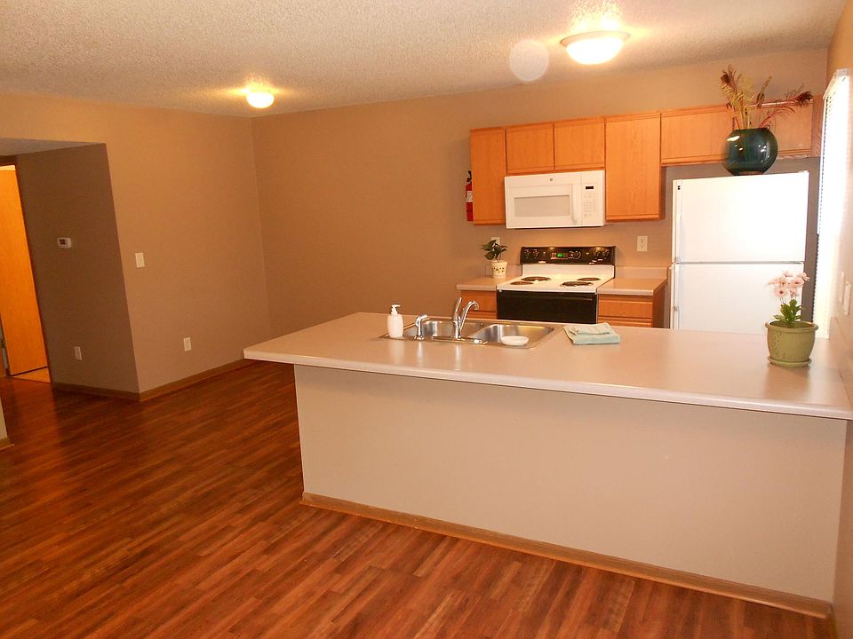 Entry viewing kitchen