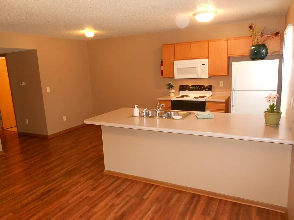 Entry viewing kitchen