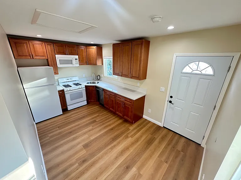 10644 1/2 Pinewood Ave — Photo 17