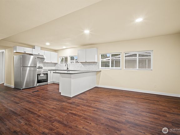 5th image of 2392 Douglas Road #4