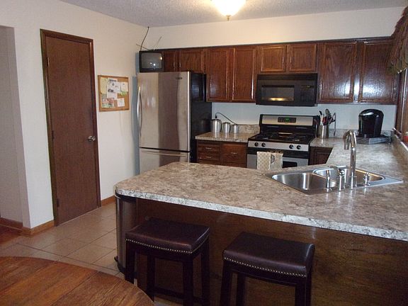 EAT-IN KITCH W/ PANTRY 18X11