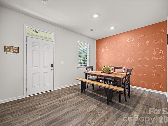3rd image of 2225 Sussex Rd