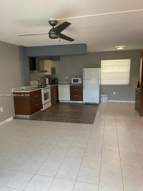 Building Photo - 220 Kings Point Dr #103