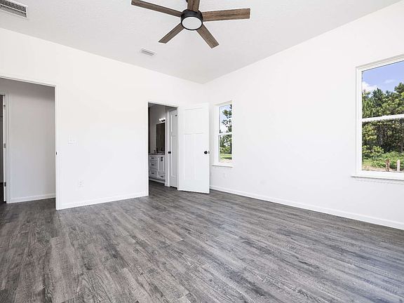 4th image of 302 SW Chesterfield Cir
