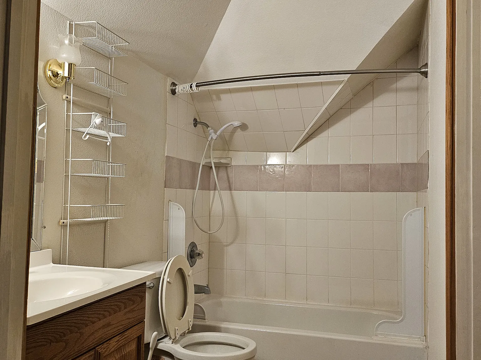 101 Inverness Dr — Photo 3