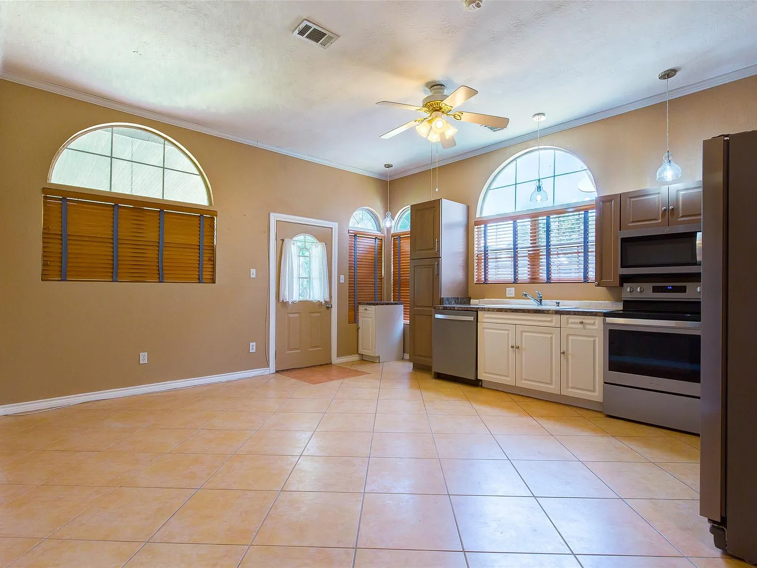 1 bed, 2.0 bath, 836 sqft, $1,495 — Photo 4