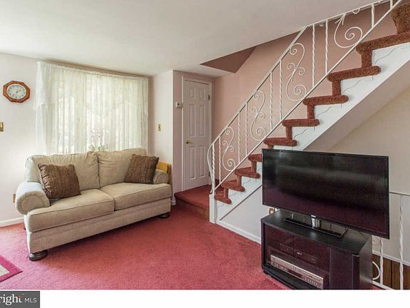 5th image of 805 Hillcrest Dr